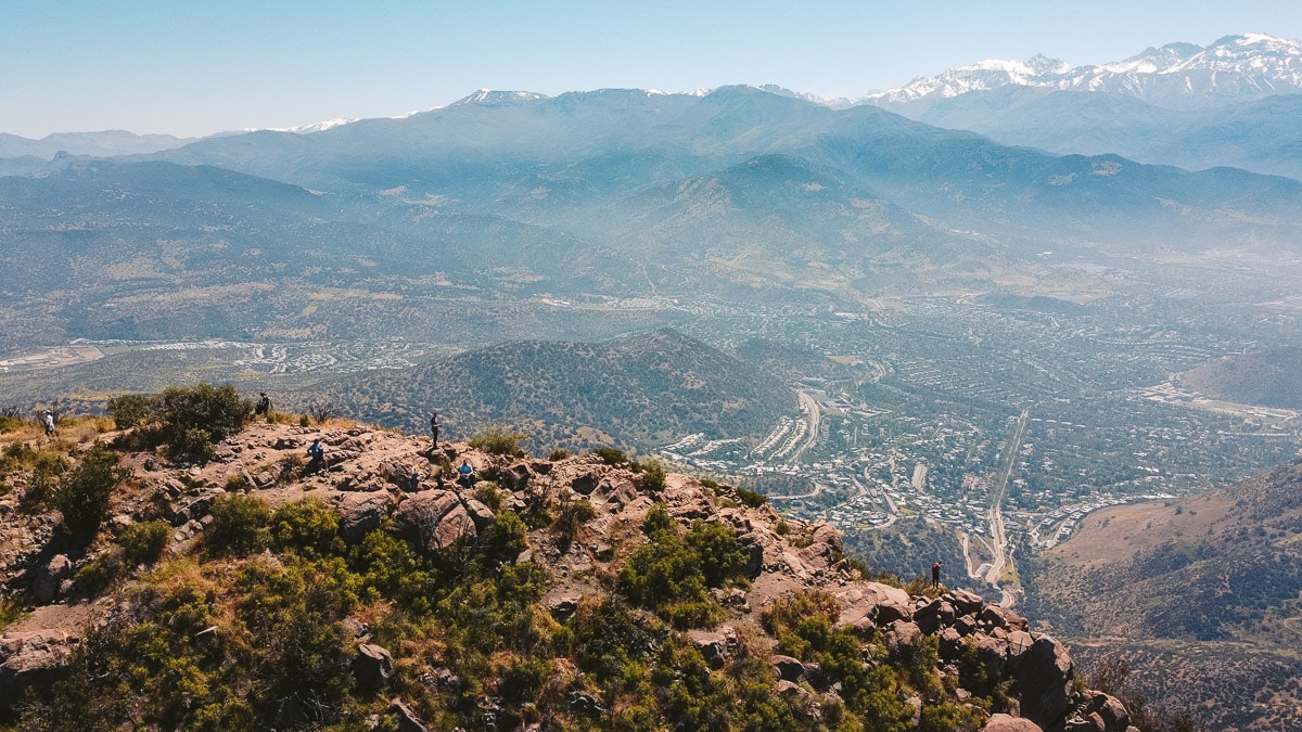 Grupo subiendo Cerro Manquehue con vista a la ciudad desde el sendero clásico, trekking popular en Santiago.